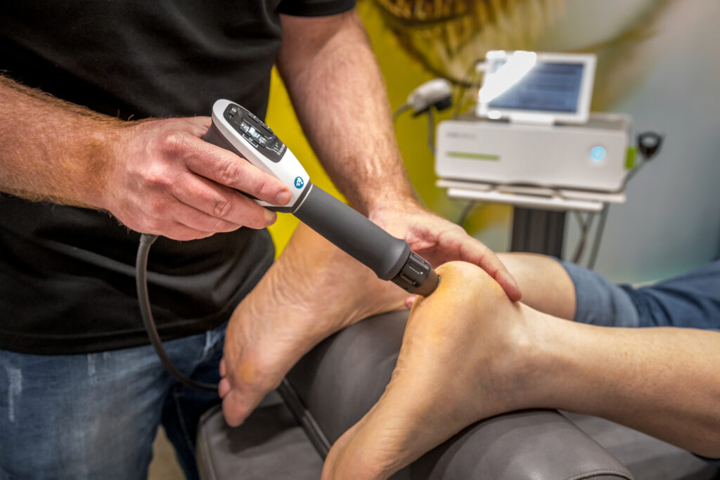shockwave therapie op de onderkant van een voet